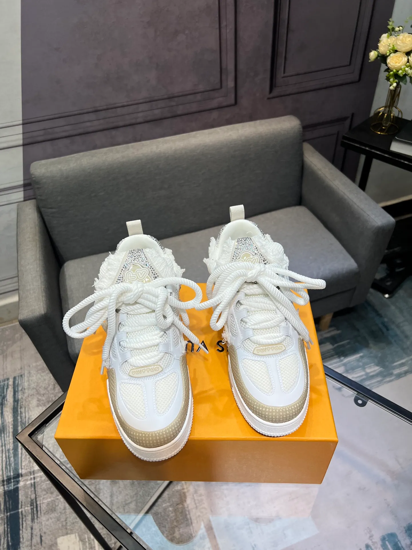 Men's men's shoes💰840 LV top version Jigglypuff new model Purchasing quality LV~Louis Vuitton LV TRAINER's best-looking sneakers, Donkey Brand strongly recommends new products, official website limited edition retro basketball sneakers! Both high-top and low-top models spent money to purchase 1:1 accurate reproductions of the originals. The details are invincible and full of sincerity. The imported custom-made original cowhide leather is the same as the original package. The details are 100% restored. The private model customizes the original one-piece TPU outsole. It is different from other brands. Without the original version, this effect cannot be achieved!                Men's and women's models 35-40 39-45 (46 is custom-made and cannot be returned or exchanged)